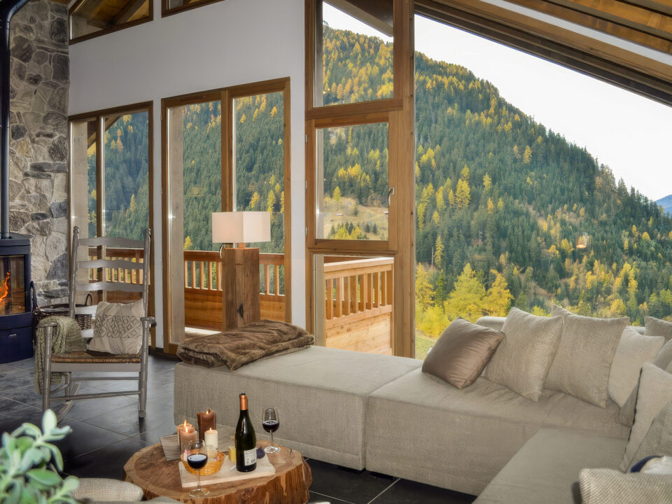 salon pour groupes, boutielle de vin apéritif