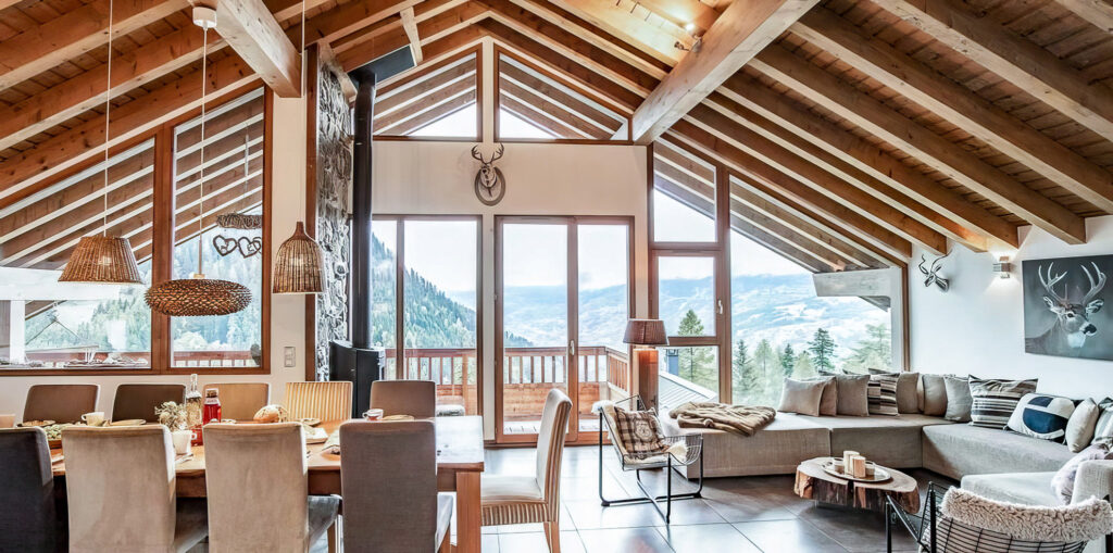 Vue sur les montagnes depuis les baies vitrées salon du chalet
