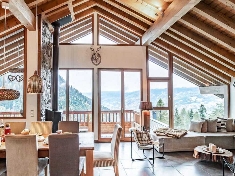 Vue sur les montagnes depuis les baies vitrées salon du chalet
